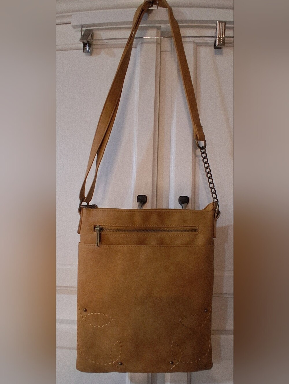 Tan faux leather crossbody bag, adjustable strap, zipper, decorative stitching